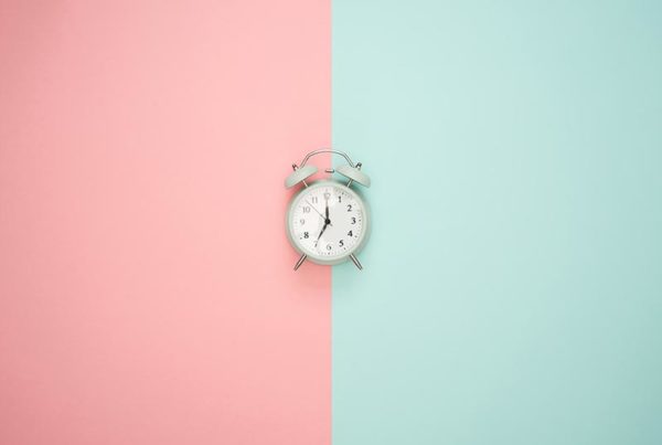 horloge-fond-rose-gini-concept-design